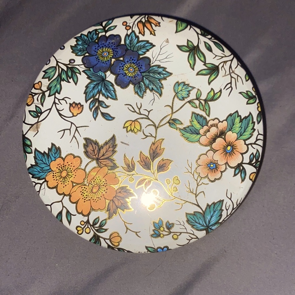 Beautiful vintage Daher floral powder tin